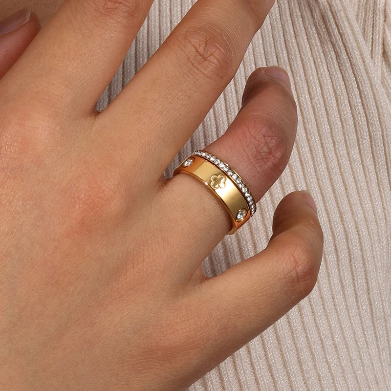 BASIC CLOVER WITH DIAMOND RING
