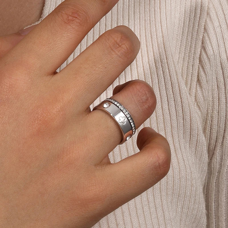 BASIC CLOVER WITH DIAMOND RING