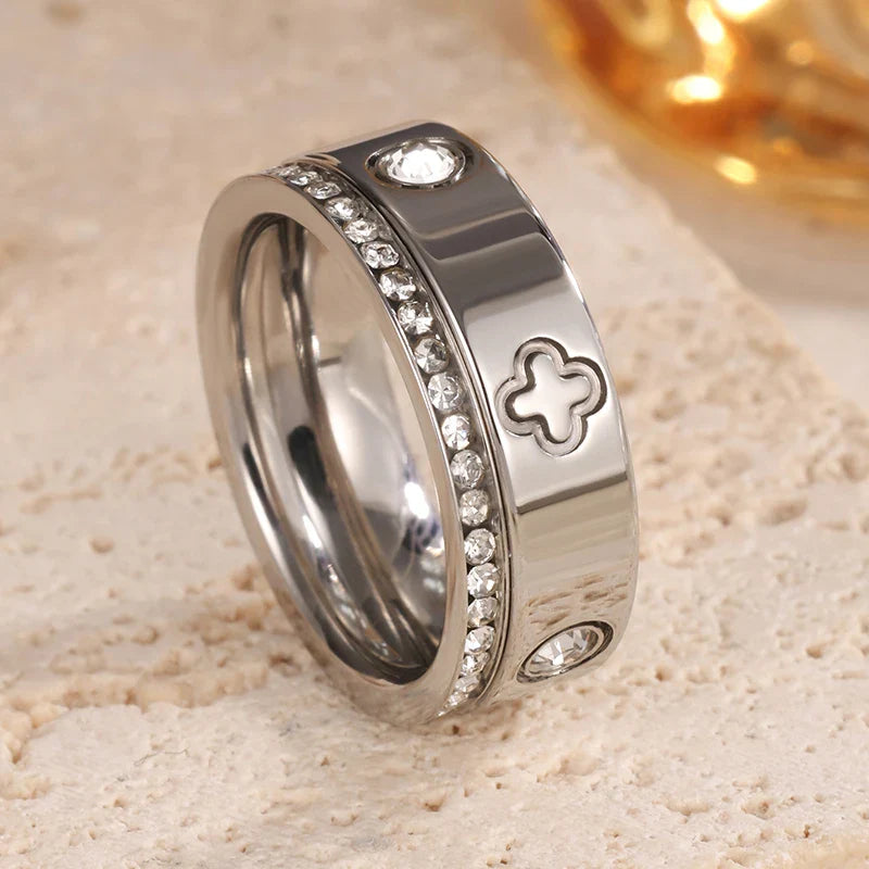BASIC CLOVER WITH DIAMOND RING