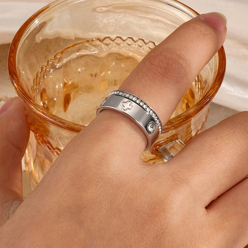 BASIC CLOVER WITH DIAMOND RING
